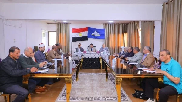 محافظ دمياط يلتقي بأهالي فارسكور للنقاش حول الشكاوى