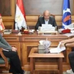 محافظ السويس يستقبل مواطنًا لبحث شكواه