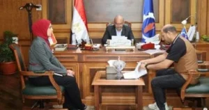 محافظ السويس يستقبل مواطنًا لبحث شكواه