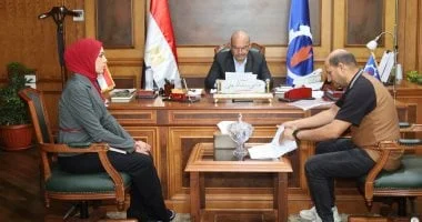 محافظ السويس يستقبل مواطنًا لبحث شكواه