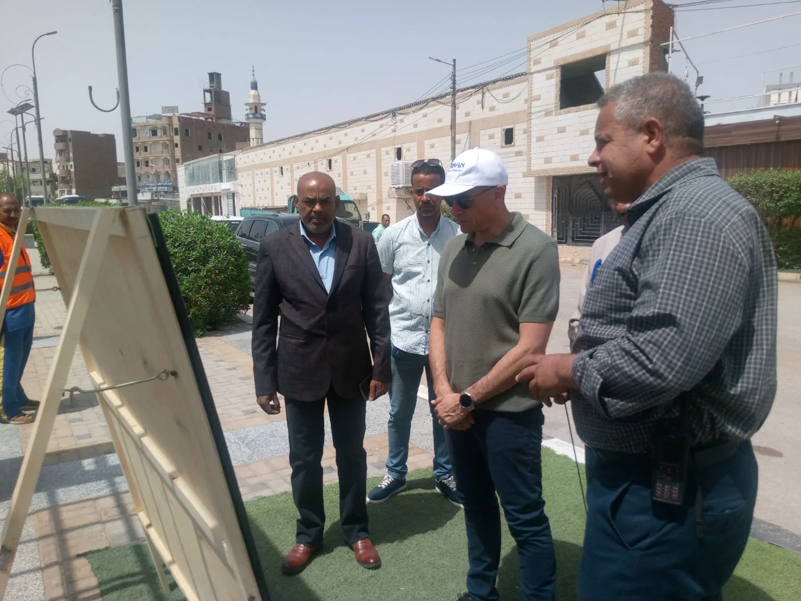 زيارة محافظ أسوان لمشروع كورنيش إدفو