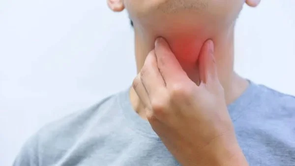 علاج التهاب الحلق بطرق طبيعية فعالة