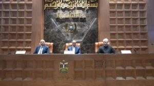 تسليم تأشيرات الحج وملابس الإحرام لحجاج أسيوط