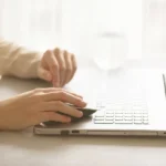 حكم إنفاق المرأة العاملة على المنزل