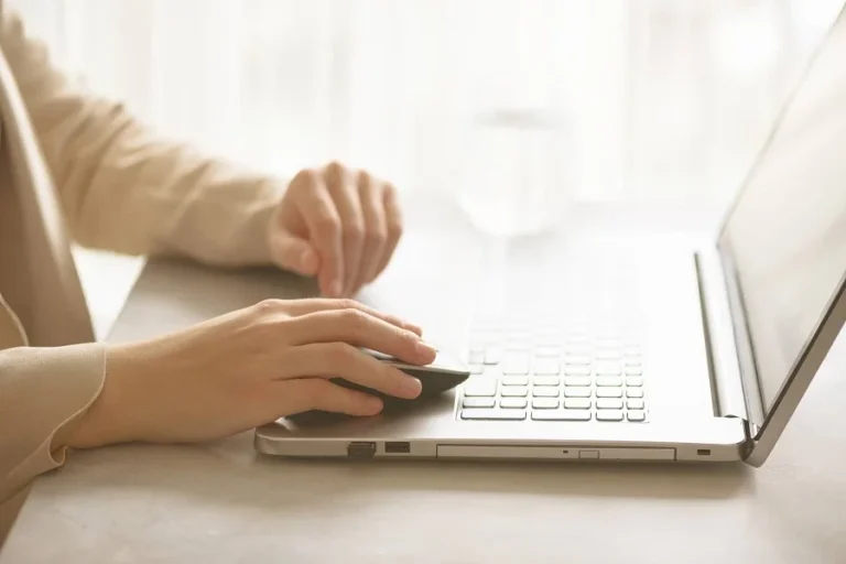 حكم إنفاق المرأة العاملة على المنزل