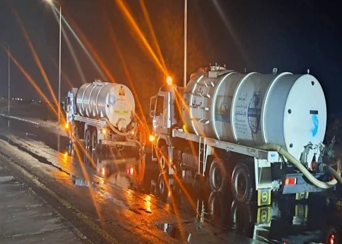 إنهاء سحب مياه الصرف بطريق الأحياء بالغردقة