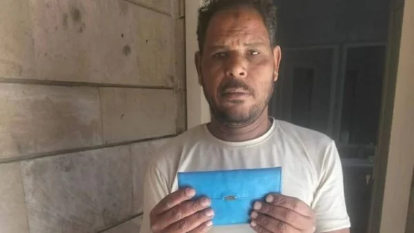 عامل في أسوان يعيد مقتنيات سائحة أجنبية فقدتها