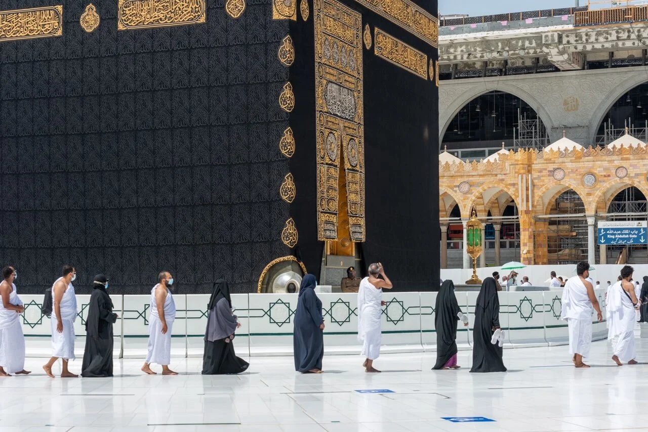 دلالات الطواف حول الكعبة عكس عقارب الساعة