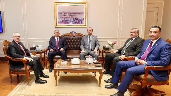 نقيب المحامين يلتقي وزير العدل لمناقشة التحديات القانونية