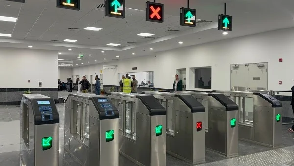 تشغيل مونوريل شرق النيل: المحطات والخدمات