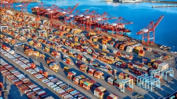 12 ألف طن بضائع و710 شاحنات بموانئ البحر الأحمر