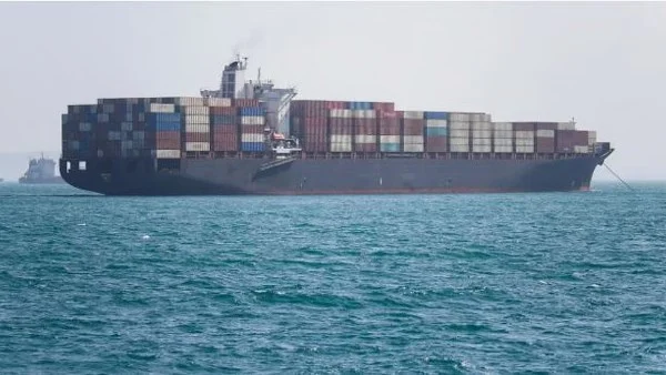 إنقاذ طاقم سفينة هندية في بحر العرب