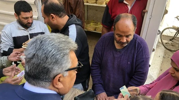 محافظ الدقهلية يزور منافذ بيع الخبز المدعم بالمنصورة