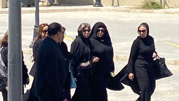 فيفي عبده وبوسي شلبي في جنازة هاني شاكر