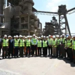 وزير الصناعة ومحافظ بني سويف يتفقدان مصانع الأسمنت والملابس