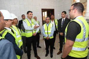 وزير الصناعة يتفقد مجمعات إنتاج الأسمنت والملابس والسكر