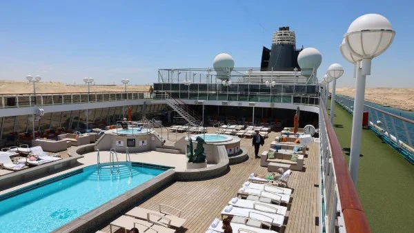 عبور السفينة Crystal Serenity في قناة السويس