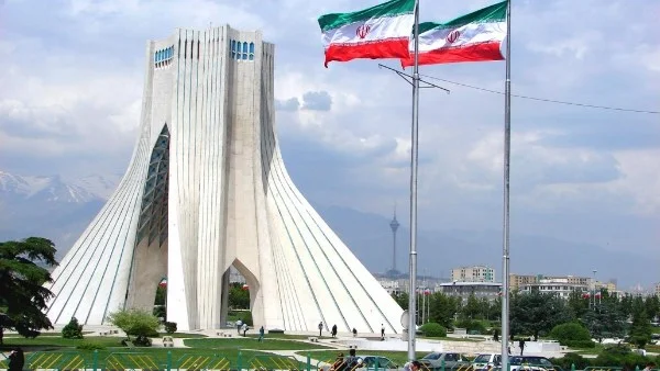 إيران تعلن عودة الدوام الكامل في الوزارات بالعاصمة