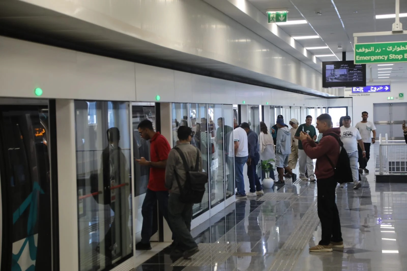 إقبال كثيف على مونوريل شرق النيل بعد انطلاقه