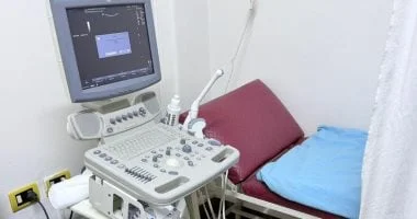 إنذارات وإغلاقات لـ 23 منشأة طبية بالإسماعيلية