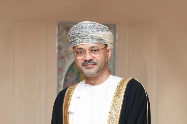 وزير الخارجية العماني يتباحث حول الحلول السياسية