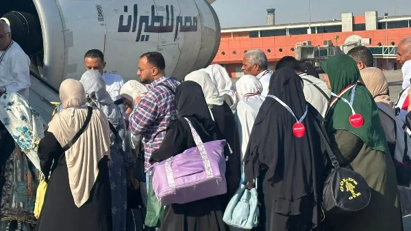 فرحة الحجاج بمطار القاهرة الدولي قبل سفرهم