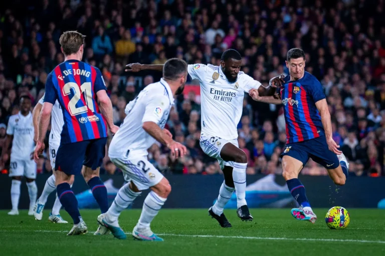 برشلونة يقترب من حسم لقب الدوري الإسباني