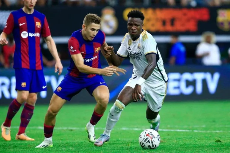 برشلونة يسعى لحسم لقب الدوري في كلاسيكو جديد