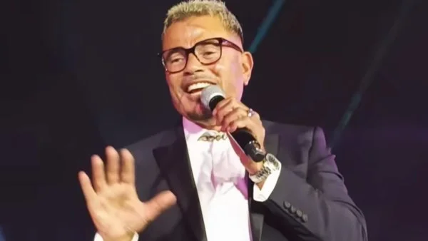 عمرو دياب يضيء زفافًا ساحرًا بالقرب من الأهرامات
