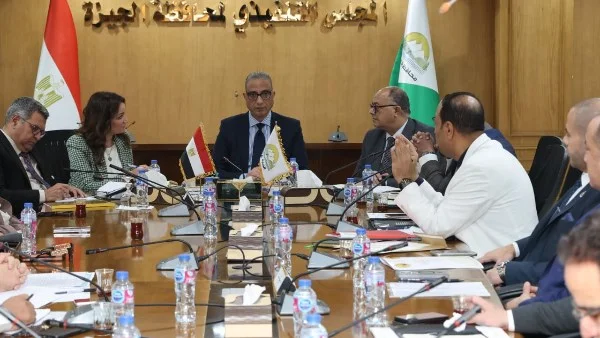 محافظ الجيزة يناقش تطوير الخدمات مع نواب البرلمان