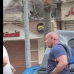 ماكرون يلتقط صور تذكارية مع شباب وعمال مطعم بالإسكندرية