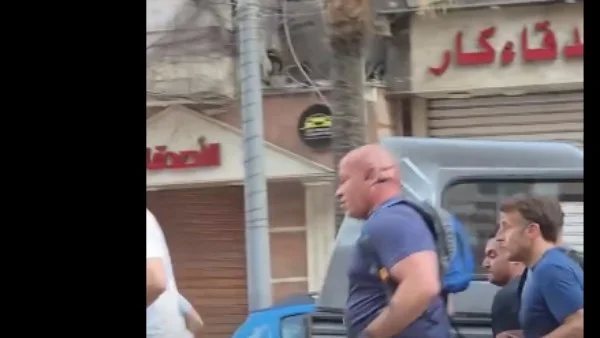 ماكرون يلتقط صور تذكارية مع شباب وعمال مطعم بالإسكندرية