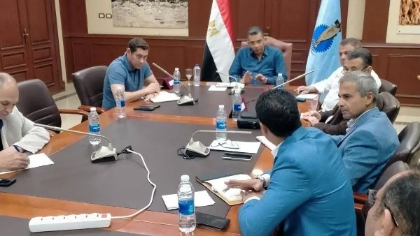 متابعة مشروعات الصرف الصحي بالغردقة