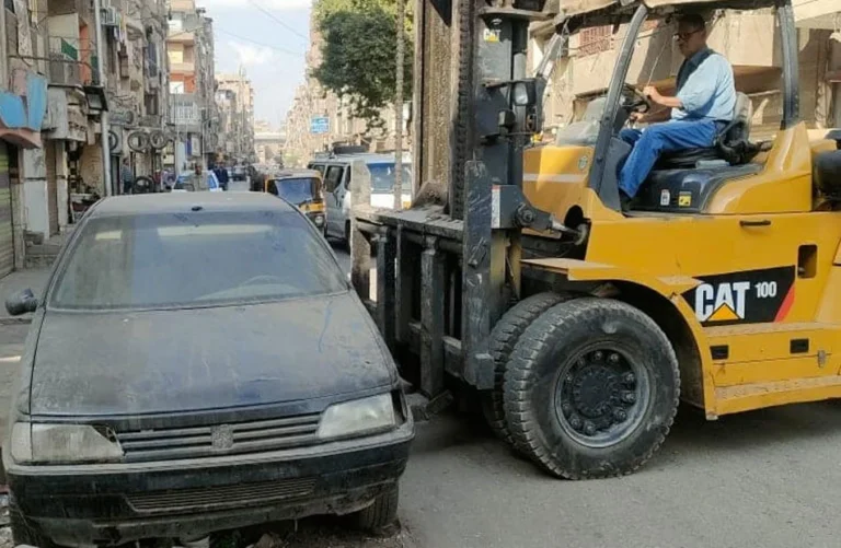 جهود المرور لرفع السيارات المتروكة والمتهالكة