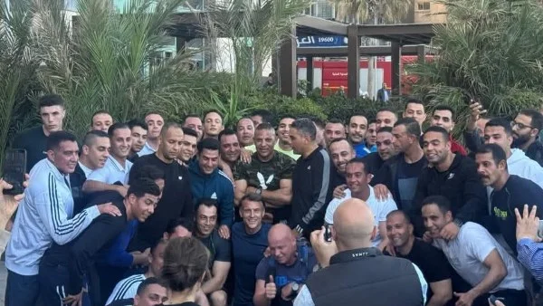 ماكرون يتفاعل مع شباب الإسكندرية في سان ستيفانو