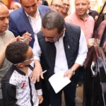 محافظ المنوفية يوقع «أوتوجراف» لطالب خلال جولته