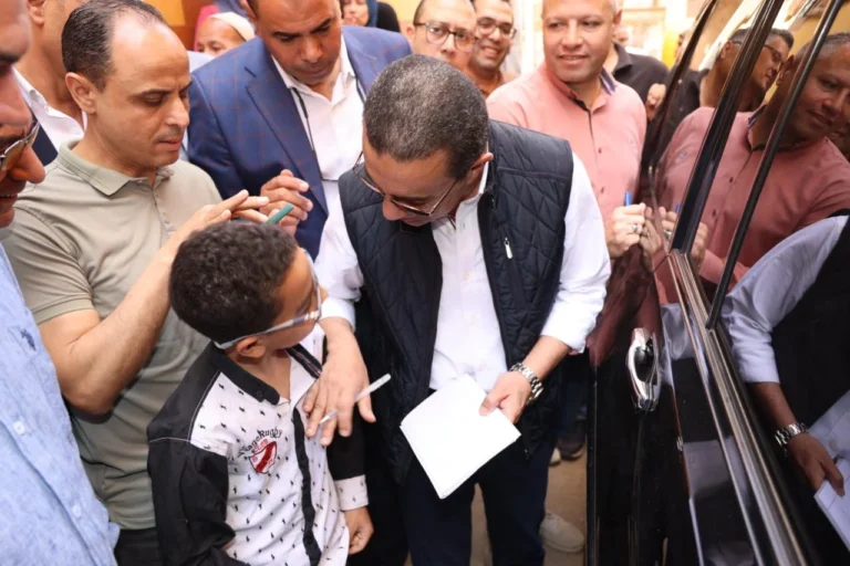 محافظ المنوفية يوقع «أوتوجراف» لطالب خلال جولته