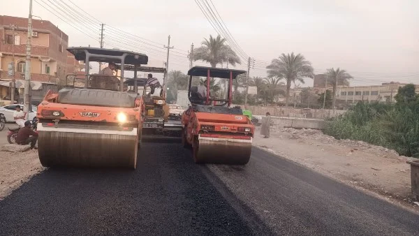 رصف طريق سيد بحر بمركز بدر لتحسين السيولة المرورية