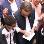 محافظ المنوفية يوقع أوتوجراف لطالب في لفتة أبوية