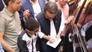 محافظ المنوفية يوقع أوتوجراف لطالب في لفتة أبوية