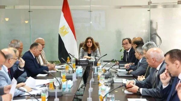 وزيرة التنمية المحلية تستعرض موازنة 2026/2027