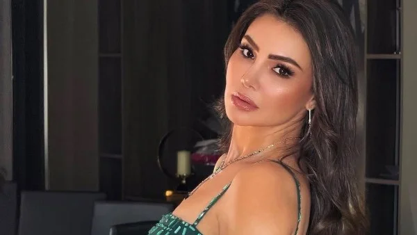 دينا فؤاد تثير الجدل بفستان فيروزي أنيق
