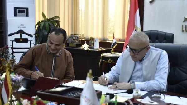 تسليم أول عقد تقنين أراضٍ بالأقصر وفقًا للقانون 168