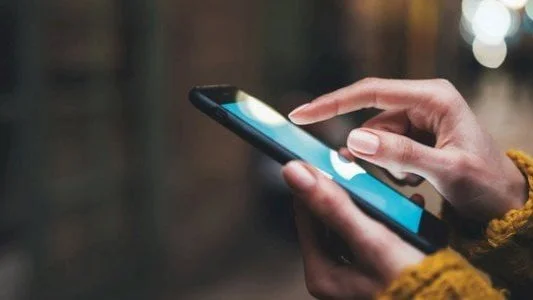 تحذيرات هامة حول شحن الهواتف المحمولة أثناء النوم