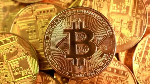 استقرار أسعار البيتكوين عند 81 ألف دولار وسط توتر سياسي