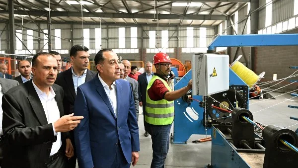 رئيس الوزراء يتفقد مصنع شركة “الوادي للكابلات”