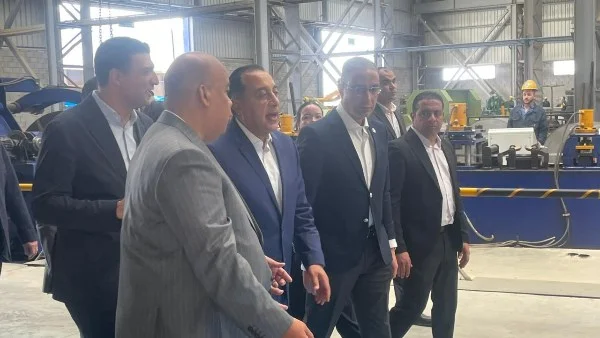 مدبولي يتفقد مصنعاً للأعمدة الهيكلية والحديد بأكتوبر