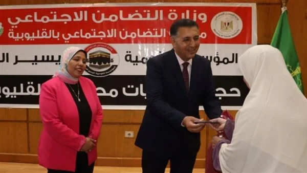 محافظ القليوبية يسلم ملابس الإحرام وتأشيرات الحج للحجاج