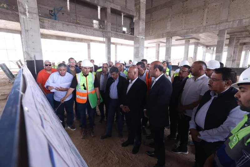وزير النقل يتفقد مواقع العمل بالخط الثاني للقطار الكهربائي