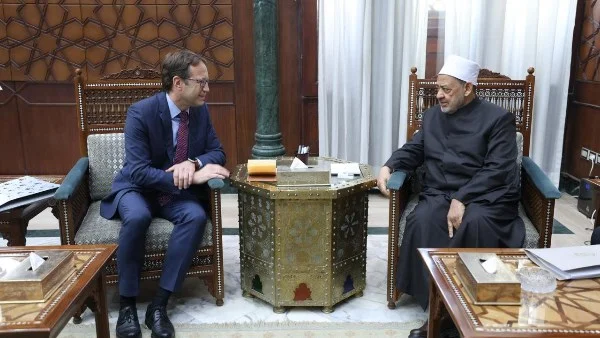 شيخ الأزهر يلتقي السفير الإسباني ويثمن مواقف بلاده